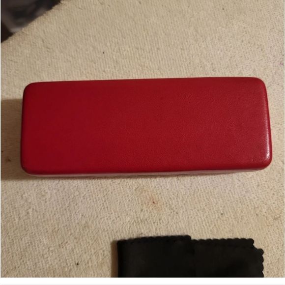 Carolina Herrara Red Leather Clamshell Eye Glass/Sunglass Case w/Cleaning Cloth - Picture 4 of 4